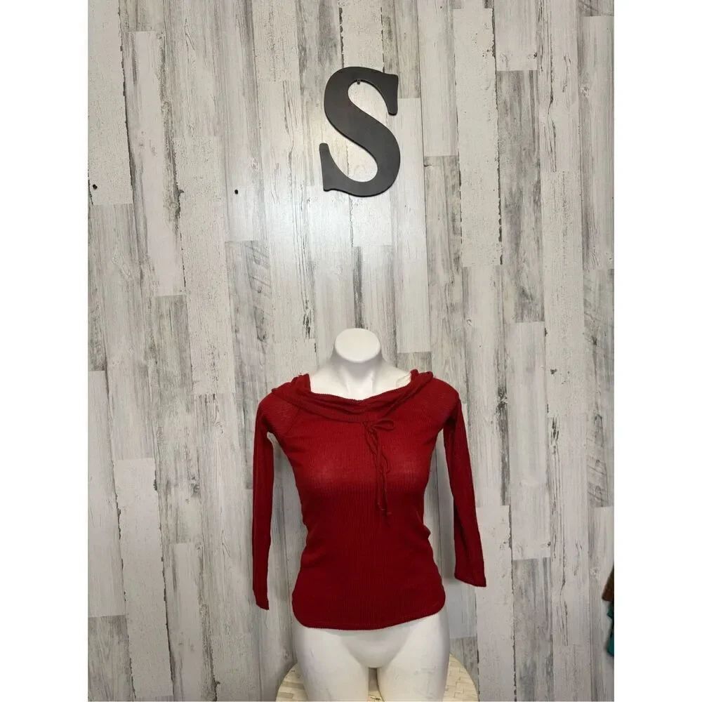 Red long sleeve top - Picture 3 of 8